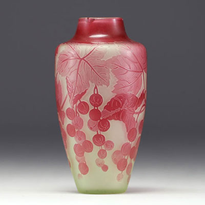 Paul NICOLAS ( 1875-1952) d'Argental - Acid-etched multi-layered glass vase with floral design, signed.