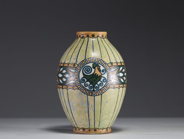 Charles CATTEAU (1880-1966) Boch Keramis - Vase au coq en grès vernissé, décor 635, forme 899, marque au bleu sous la pièce.