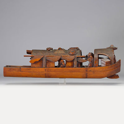 Bateau de pêche sculpté avec personnages et belle patine en bambou provenant de Chine