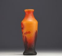 DAUM Nancy - Vase en verre multicouche dégagé à l'acide à décor ciselé à la meule de fleurs. et de feuilles de tabac, signé à la base