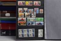 Ensemble de divers albums de timbres et documents de la Chine et du monde.