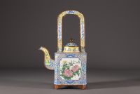 Chine - Grande théière en émail cloisonné à décor floral.