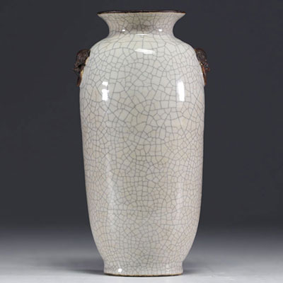 Chine - Vase en porcelaine de Nankin à glaçure blanche craquelée, vers 1900.