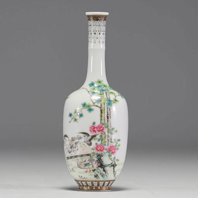 Chine - Vase en porcelaine polychrome à décor de fleurs et d'oiseaux, marque sous la pièce.