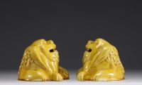 Asie - Paire de brûle-parfums figuratifs en porcelaine jaune représentant des chiens.