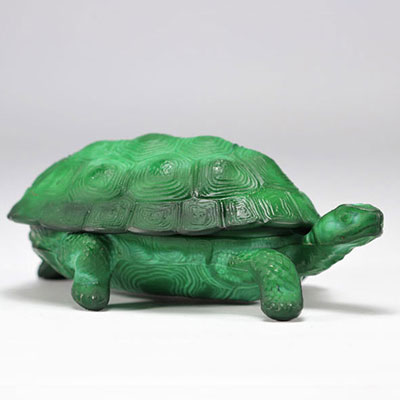 Glass turtle imitating malachite