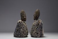 YORUBA NIGERIA - Belle et ancienne paire de figures Ibeji en bois destinée au culte des jumeaux.