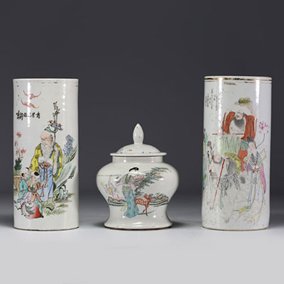 China - Set consisting of a pair of porcelain brush holders and a covered pot, 20th century.