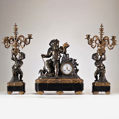 Imposing bronze pendulum and candelabra set with two patinas decorated with Louis XV cherubs