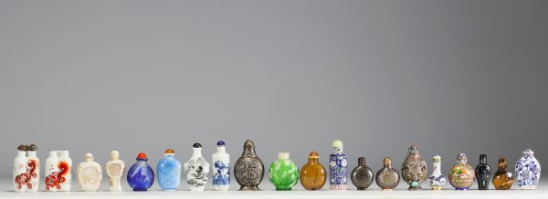 Chine - Ensemble de vingt tabatières en matières diverses telles que verre de Pékin, cloisonné et porcelaine.