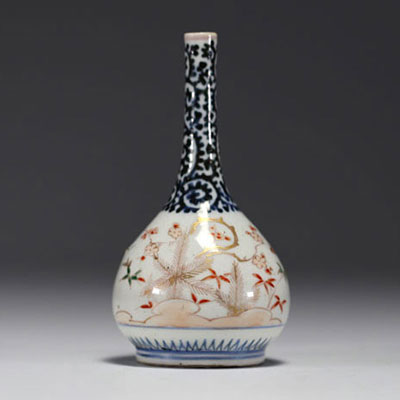 Japan - Sake bottle in porcelain with floral decoration.