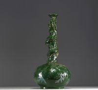 Grand vase soliflore en faïence, col enroulé d'un dragon, vers 1900-1920.