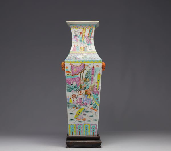 China - Imposing famille rose square vase with figurative battle scenes, 19th century.