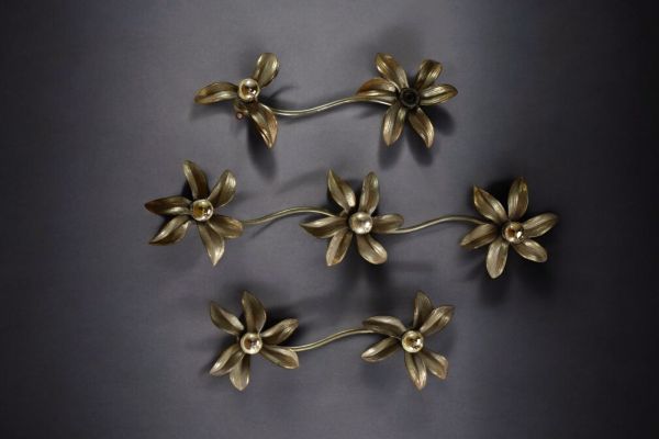 Willy DARO (XX-XXI) Set of three floral sconces in bronze with gold patina, circa 1970.