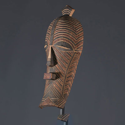 Masque de case kifwebe polychromie noir et rouge circa 1930, aux traits typiquement Luba Songye