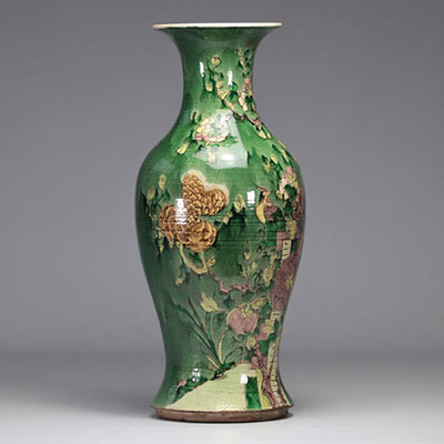 Large porcelain vase of the Famille verte decorated with animals and flowers