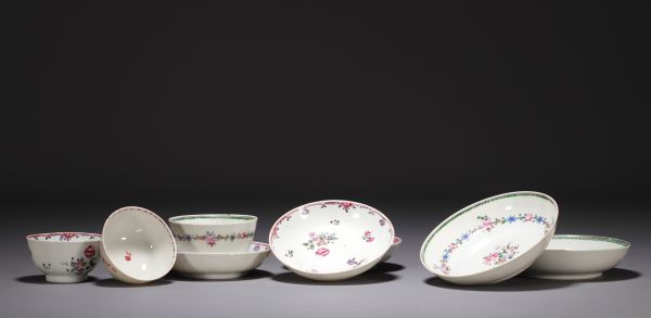 Chine - Ensemble de bols et soucoupes en porcelaine de la famille rose.