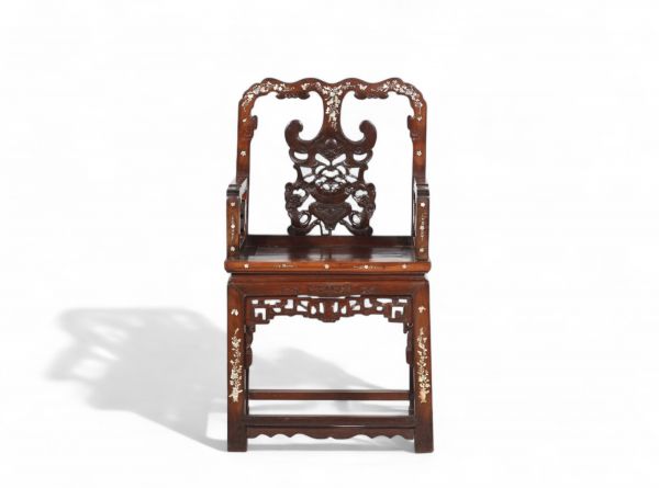 Chine - Vietnam - Fauteuil en bois exotique et incrustations de nacre pour le marché Peranakan nyonya, XIXème.