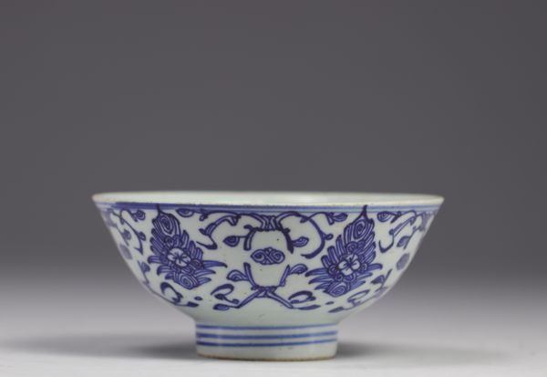 Chine - bol en porcelaine blanche et bleue, XVIIIe siècle pour le marché Thaïlandais.