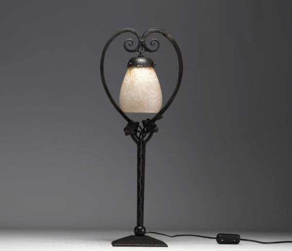 Charles SCHNEIDER (1881-1953) Lampe de table Art Nouveau en verre marmoréen, pied en métal forgé en double arceau, décor végétal, signée.