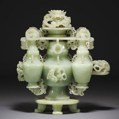 Chine - Grande sculpture en jade représentant des pots couverts à décor de dragons.