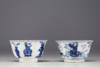 Chine - Ensemble de deux bols en porcelaine blanc et bleu d'époque Kangxi.