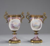 Paire de vases en porcelaine, monture en bronze doré, dans le goût de Sèvres.