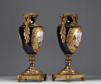 Sèvres - Paire de cassolettes en porcelaine polychrome à décor floral, monture en bronze doré, marque sous les pièces.