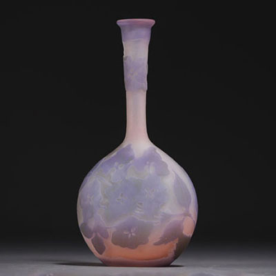 Établissements Émile GALLÉ (1846-1904) Vase soliflore en verre multicouche dégagé à l'acide à décor d'hortensias, signé