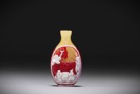 Chine - Tabatière en verre multicouche à décor de personnages.