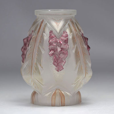 Muller Frères Lunéville Art Deco vase decorated with mauve stylized flowers