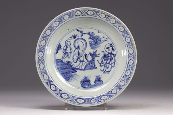 China - White and blue porcelain plate decorated with Shou-Lao, deers and figures, Ming period.