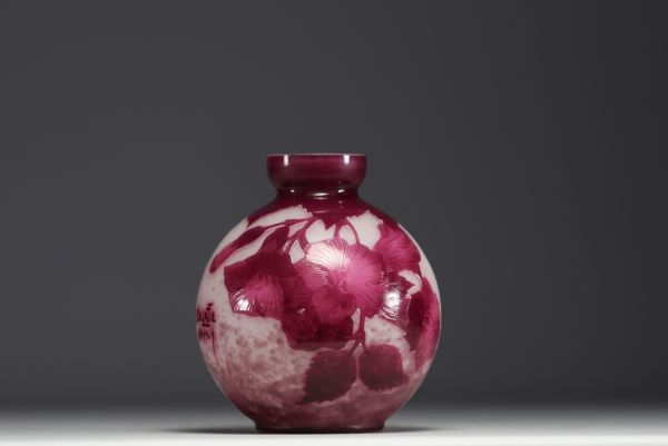 André Delatte (1887-1953) Vase en verre multicouche dégagé à l'acide à décor de fuchsias, signé.