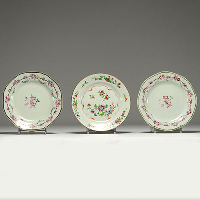 China - Set of three Famille Rose porcelain plates decorated with flowers.