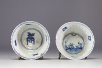 Chine - Ensemble de deux bols en porcelaine blanc et bleu d'époque Kangxi.