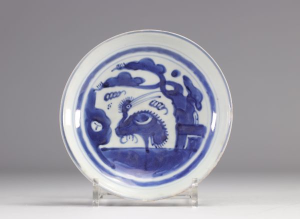 A white and blue porcelain plate decorated with stilt-walkers from the Ming period (明朝)