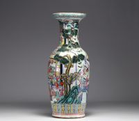 Chine - Grand vase en porcelaine famille rose à décor de personnages, XIXème.