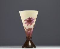 DAUM Nancy - Acid-etched multi-layered glass vase with daisy design, signed in the design.