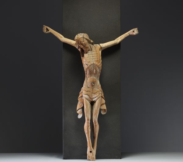 Christ en bois sculpté, traces de polychromie, XVI-XVIIème.