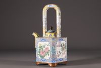 Chine - Grande théière en émail cloisonné à décor floral.