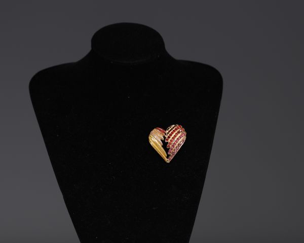 SCHIAPARELLI - Heart brooch with multicoloured rhinestones.