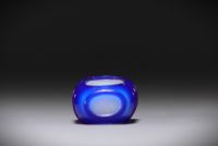 China - Snuffbox in white and blue multi-layered glass