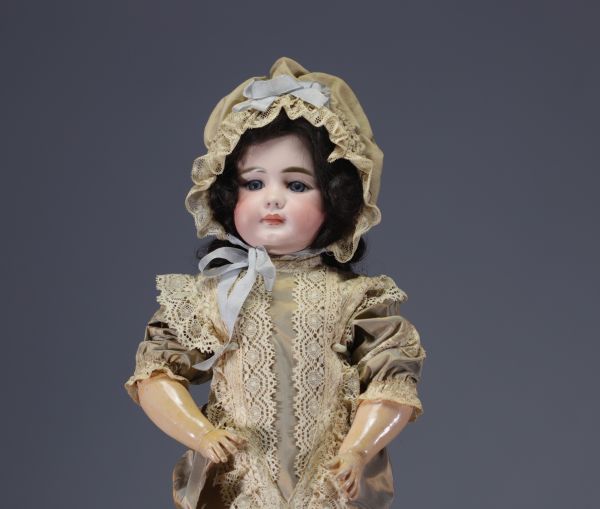 SIMON & HALBIG - Bisque head doll no. 719, debossed, mouth closed.