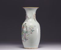 Chine - vase Famille rose à décor de personnages, début XXe siècle