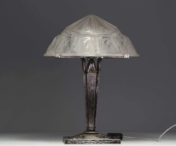 MULLER Frères Lunéville - Table lamp in pressed and sandblasted moulded glass with stylised decoration, metal base martelé.