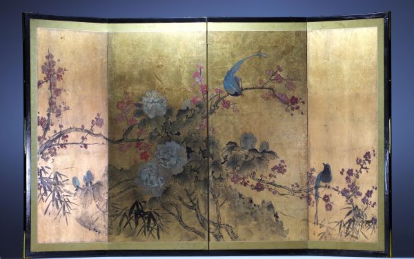 Japon - Paravent à décor floral et d'oiseaux peint sur feuille d'or.