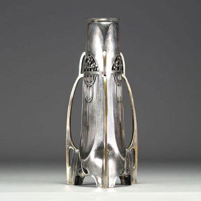 Vase Art Nouveau en métal argenté, poinçon OBE, un éclat au col de la verrerie.