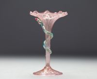 Murano - Vase sur pied en verre soufflé rose et paillettes d'or, un serpent enroulant le pied.