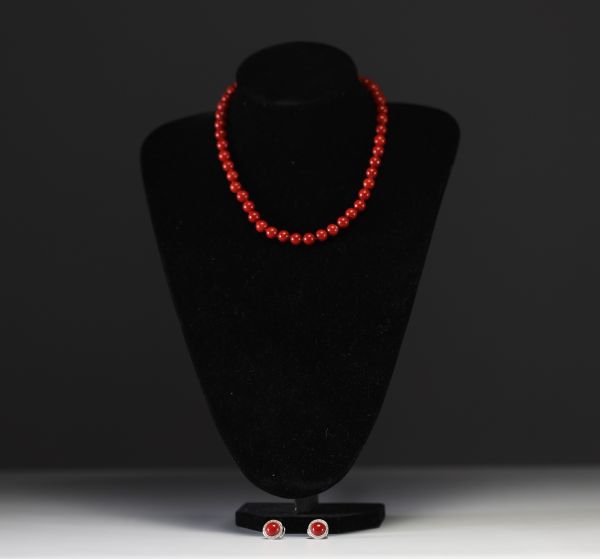 Parure composée d'un collier et d'une paire de boucles d'oreilles en corail rouge.