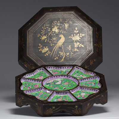 Chine - Ensemble de plat en émail cloisonné à décor floral et d' oiseaux dans sa boite en laque d'origine, XIXème.